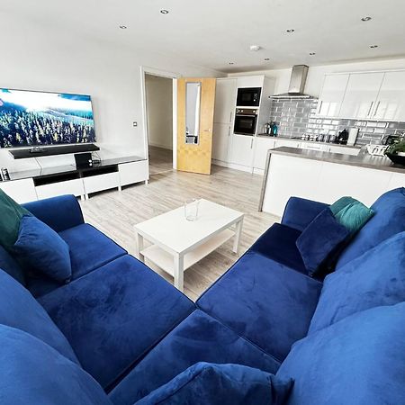 Rnm - Business Professionals Stay, Walsall City Centre, 2 Bedroom With Ensuite And Bathroom, Entire Place, Kitchen & Washroom With Amenities, Smart Tv, Easy Access, Fast Wifi, Parking Nearby, Great Transport Links Bagian luar foto