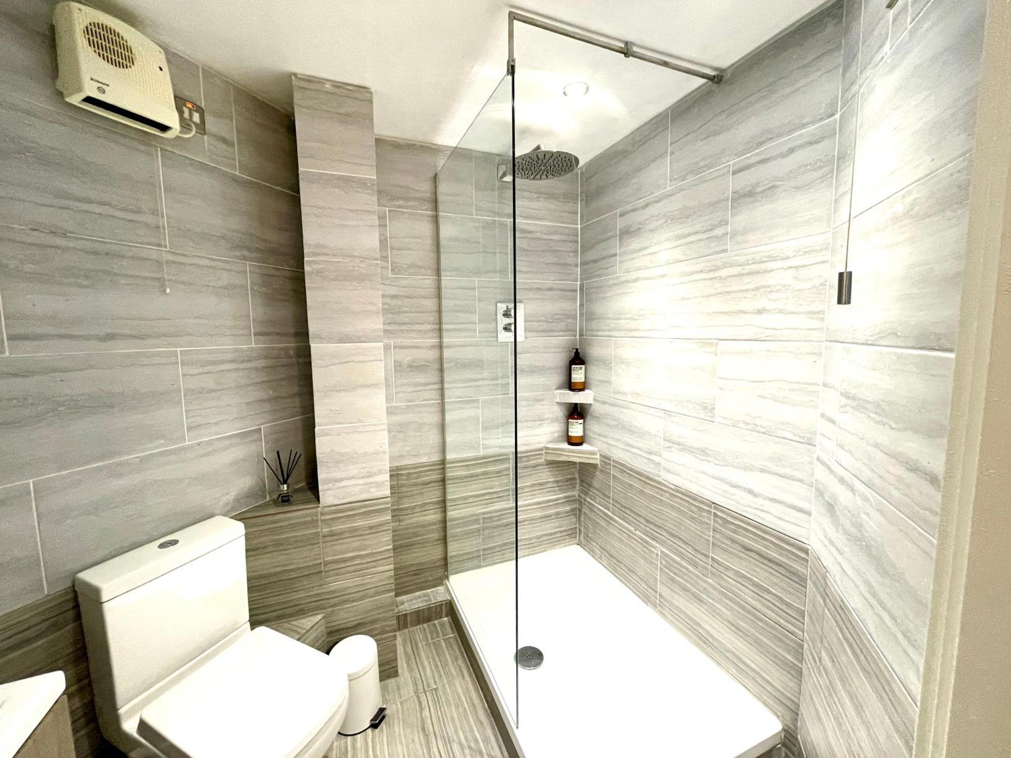 Rnm - Business Professionals Stay, Walsall City Centre, 2 Bedroom With Ensuite And Bathroom, Entire Place, Kitchen & Washroom With Amenities, Smart Tv, Easy Access, Fast Wifi, Parking Nearby, Great Transport Links Bagian luar foto