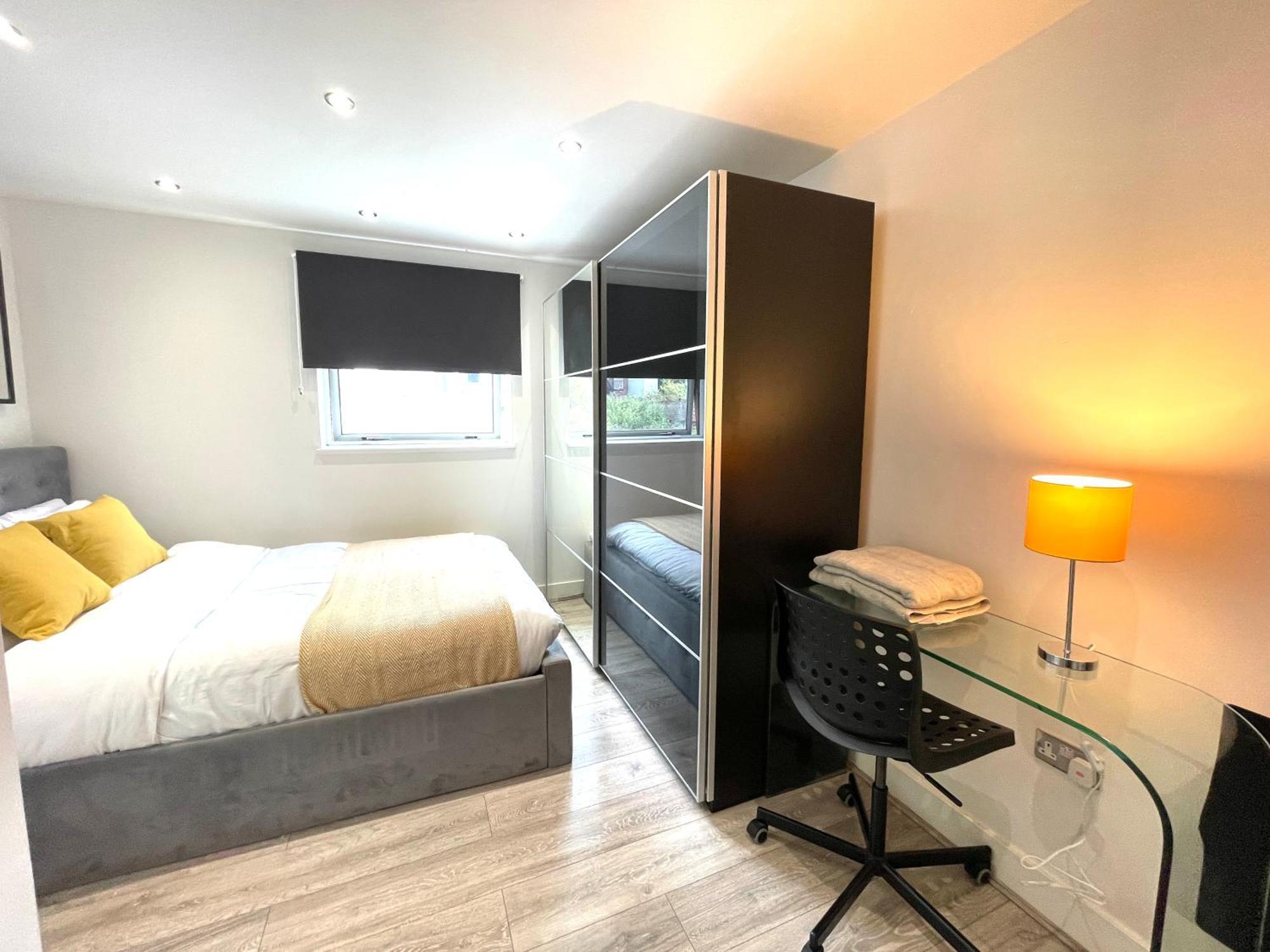 Rnm - Business Professionals Stay, Walsall City Centre, 2 Bedroom With Ensuite And Bathroom, Entire Place, Kitchen & Washroom With Amenities, Smart Tv, Easy Access, Fast Wifi, Parking Nearby, Great Transport Links Bagian luar foto