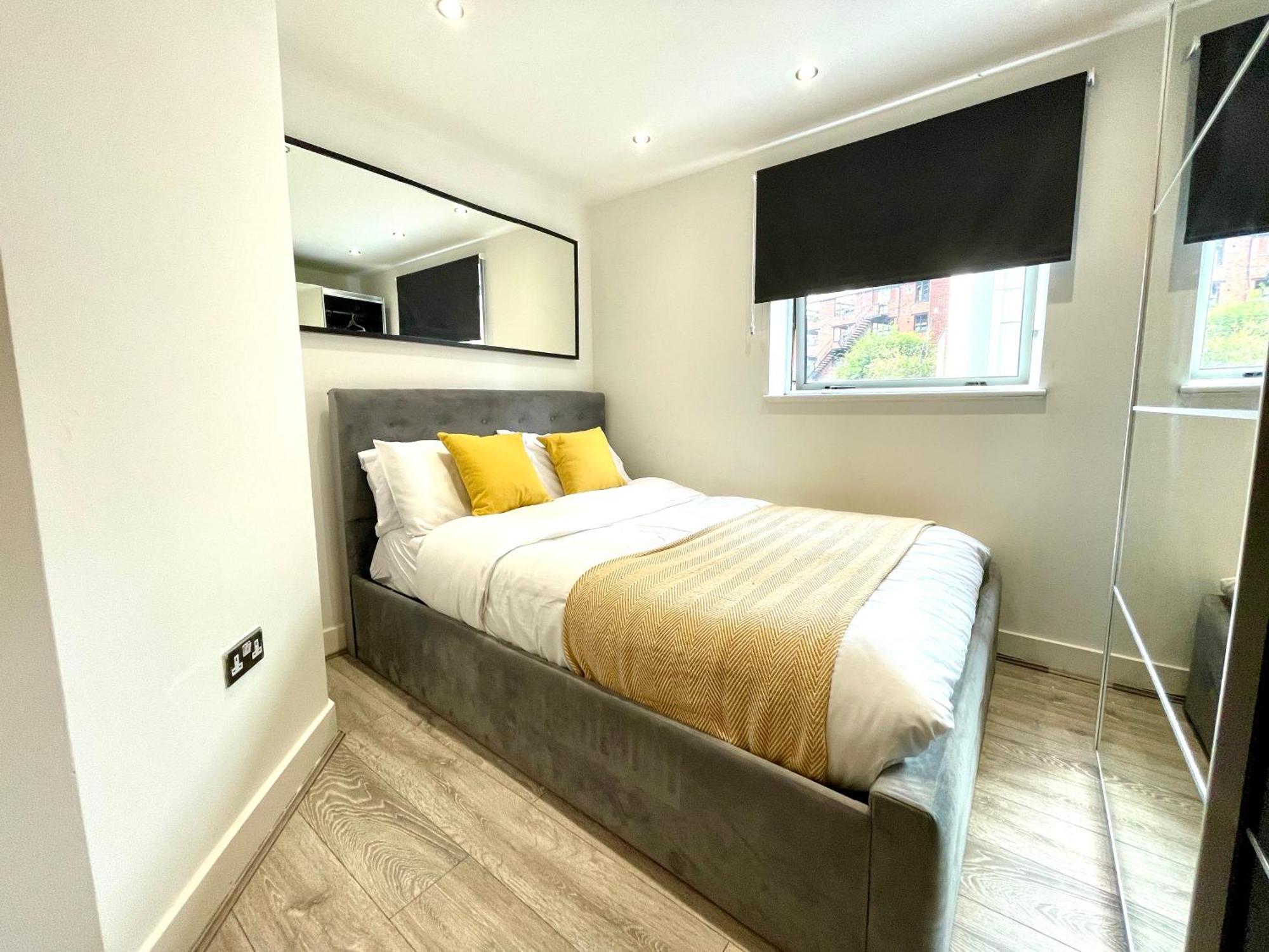 Rnm - Business Professionals Stay, Walsall City Centre, 2 Bedroom With Ensuite And Bathroom, Entire Place, Kitchen & Washroom With Amenities, Smart Tv, Easy Access, Fast Wifi, Parking Nearby, Great Transport Links Bagian luar foto