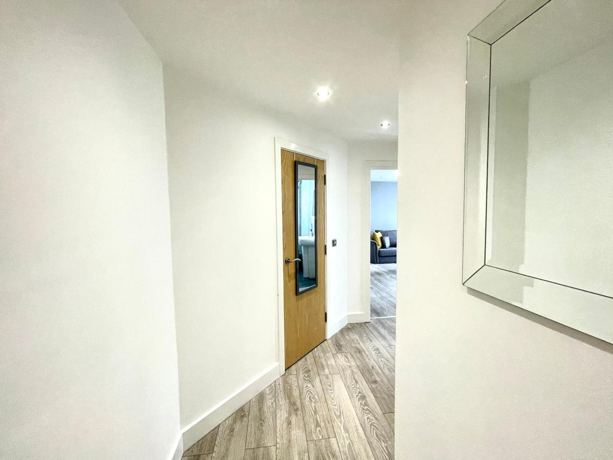Rnm - Business Professionals Stay, Walsall City Centre, 2 Bedroom With Ensuite And Bathroom, Entire Place, Kitchen & Washroom With Amenities, Smart Tv, Easy Access, Fast Wifi, Parking Nearby, Great Transport Links Bagian luar foto
