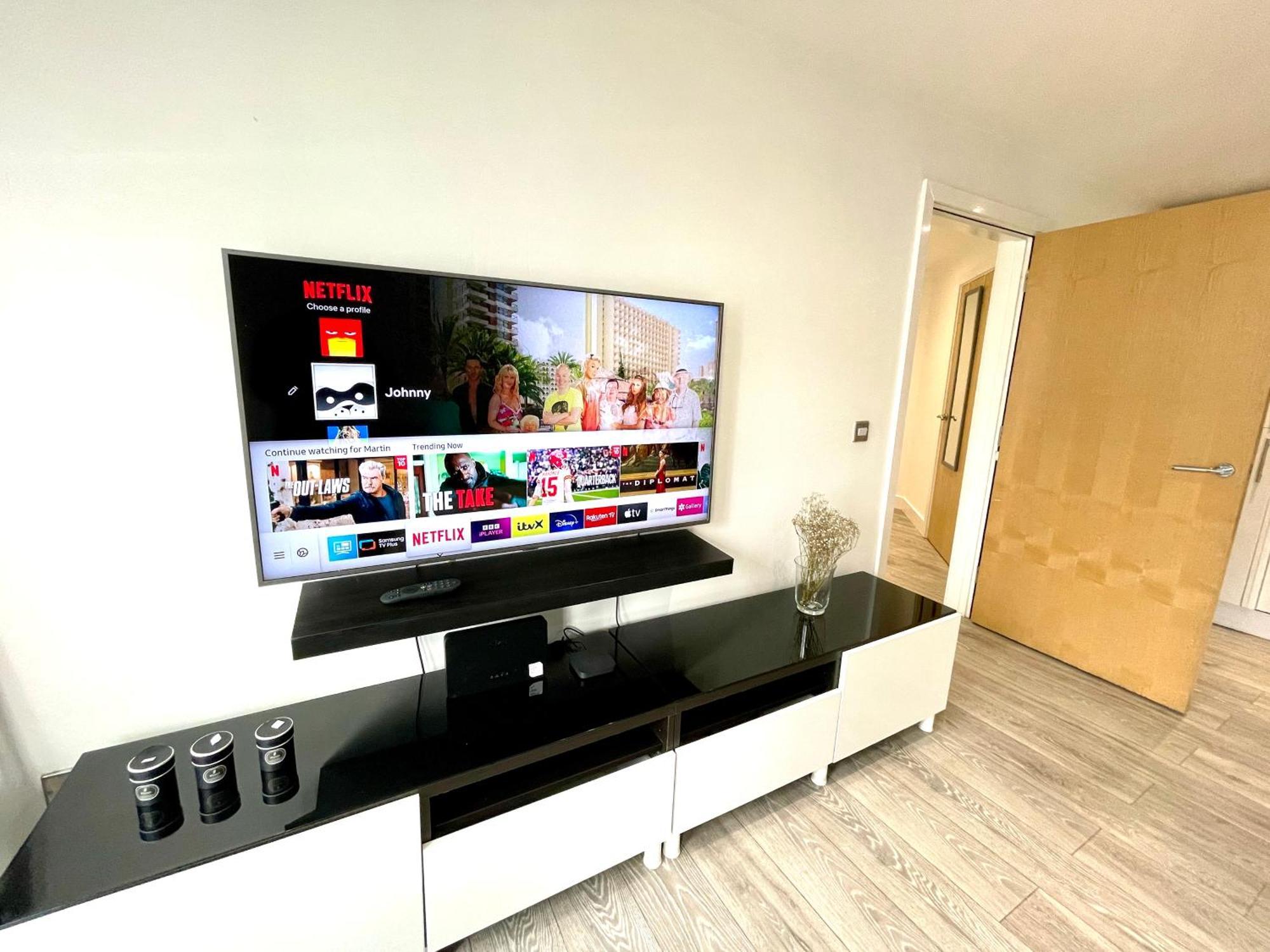 Rnm - Business Professionals Stay, Walsall City Centre, 2 Bedroom With Ensuite And Bathroom, Entire Place, Kitchen & Washroom With Amenities, Smart Tv, Easy Access, Fast Wifi, Parking Nearby, Great Transport Links Bagian luar foto