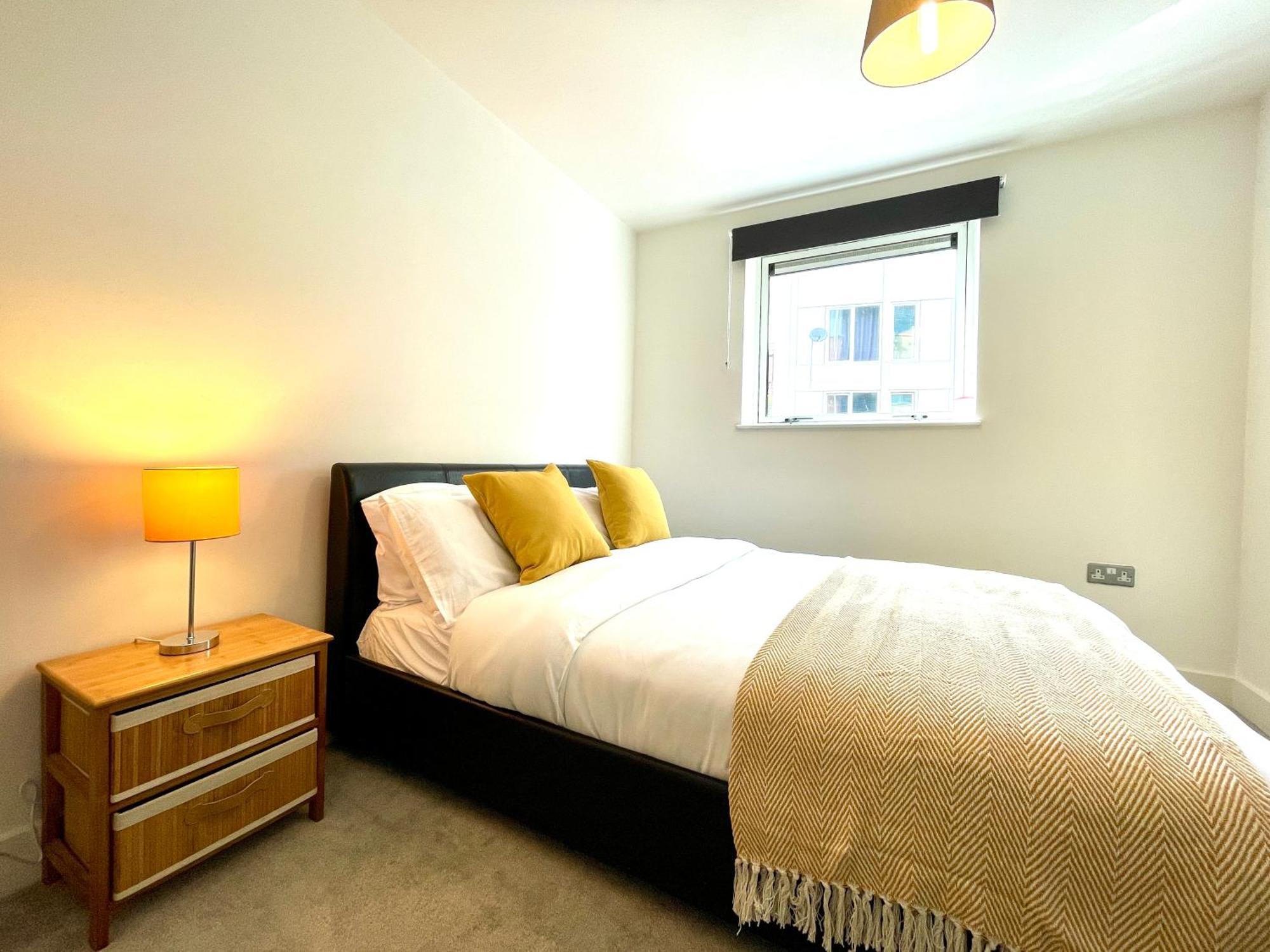Rnm - Business Professionals Stay, Walsall City Centre, 2 Bedroom With Ensuite And Bathroom, Entire Place, Kitchen & Washroom With Amenities, Smart Tv, Easy Access, Fast Wifi, Parking Nearby, Great Transport Links Bagian luar foto