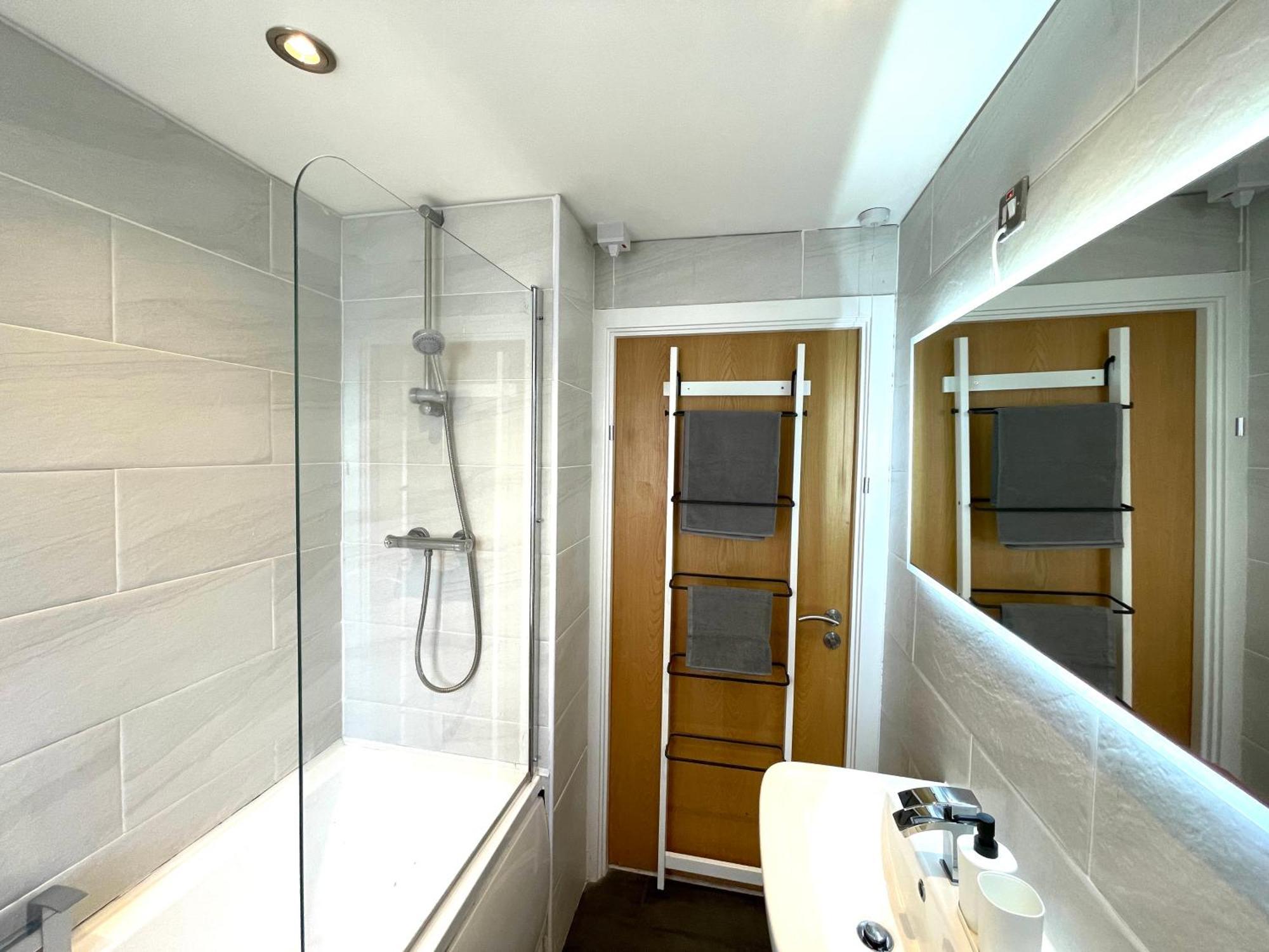 Rnm - Business Professionals Stay, Walsall City Centre, 2 Bedroom With Ensuite And Bathroom, Entire Place, Kitchen & Washroom With Amenities, Smart Tv, Easy Access, Fast Wifi, Parking Nearby, Great Transport Links Bagian luar foto