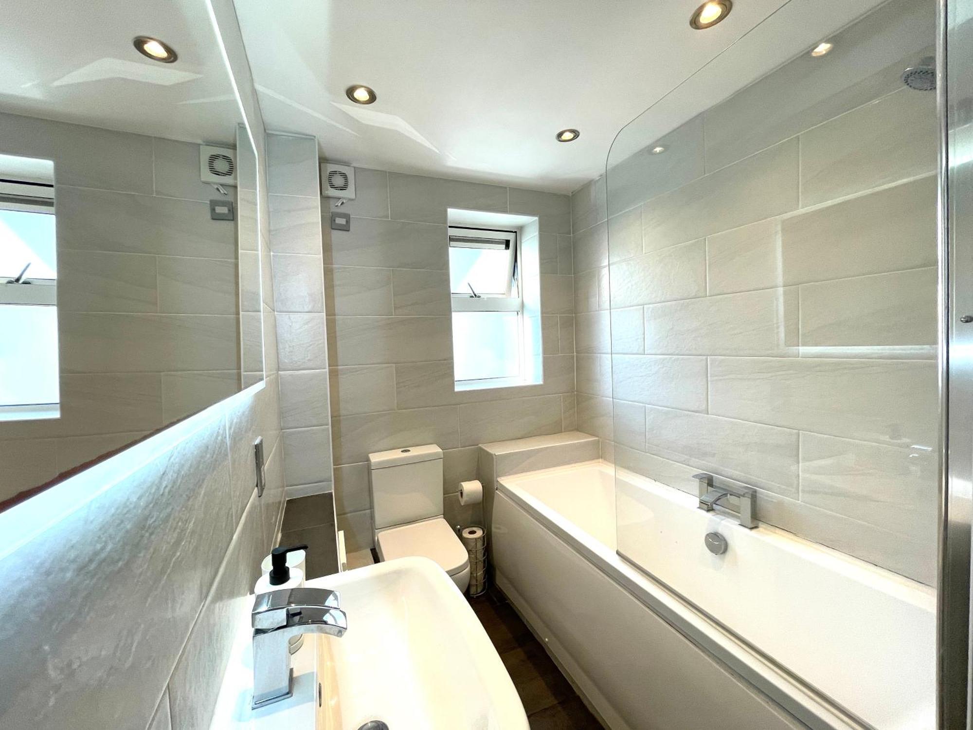 Rnm - Business Professionals Stay, Walsall City Centre, 2 Bedroom With Ensuite And Bathroom, Entire Place, Kitchen & Washroom With Amenities, Smart Tv, Easy Access, Fast Wifi, Parking Nearby, Great Transport Links Bagian luar foto