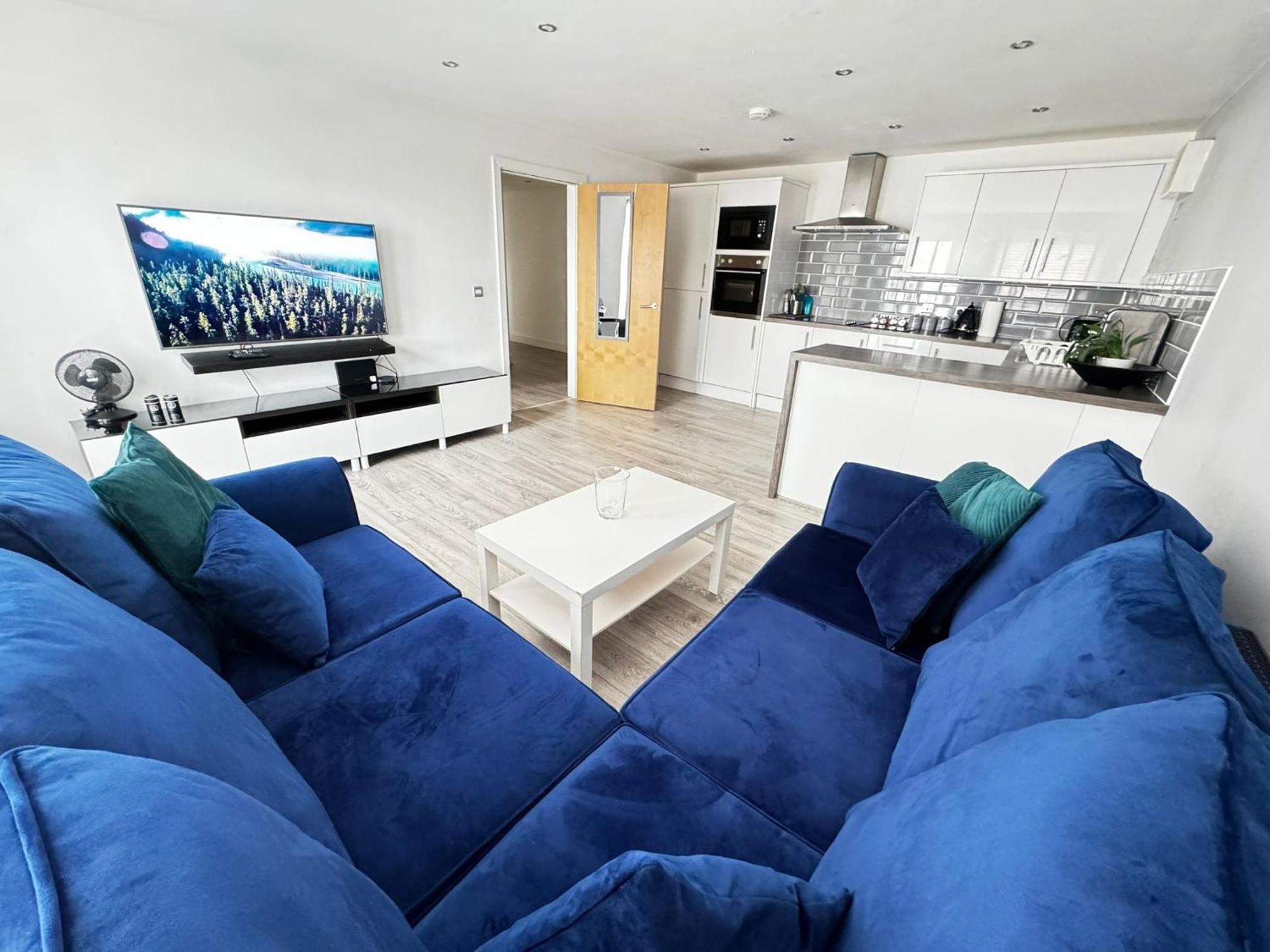 Rnm - Business Professionals Stay, Walsall City Centre, 2 Bedroom With Ensuite And Bathroom, Entire Place, Kitchen & Washroom With Amenities, Smart Tv, Easy Access, Fast Wifi, Parking Nearby, Great Transport Links Bagian luar foto